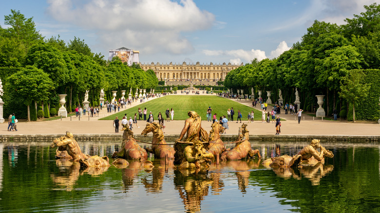Le palais des jardins de Versaille à la recherche du bâtiment principal, situé juste à l'extérieur de Paris, France