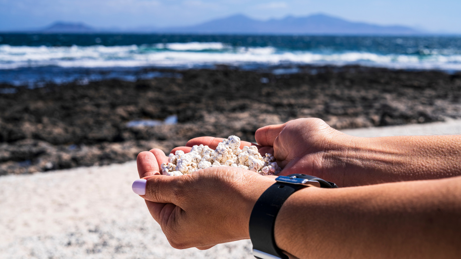 Cette plage européenne est devenue virale pour son sable de pop-corn (et ce n'est pas seulement une jolie vue)