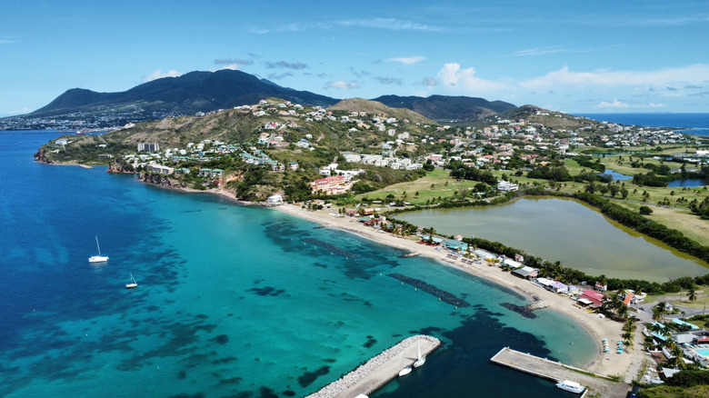 Image aérienne de South Frigate Bay et du Strip on St. Kitts
