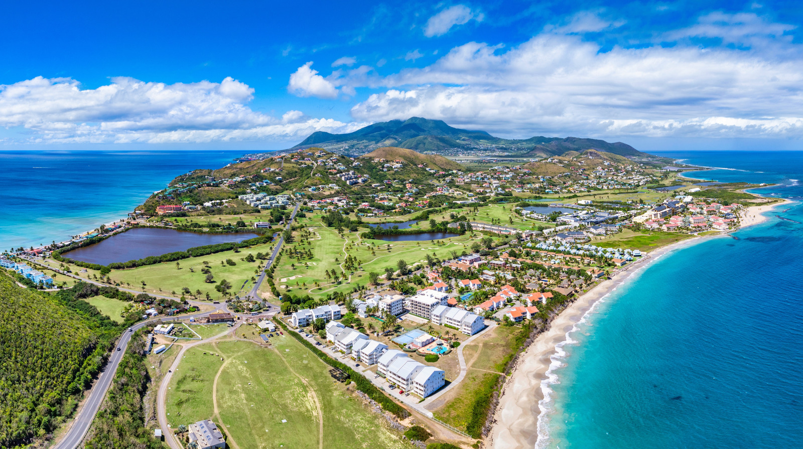 La meilleure destination de retraite des Caraïbes est un pays insulaire éblouissant avec des montagnes et des plages luxuriantes
