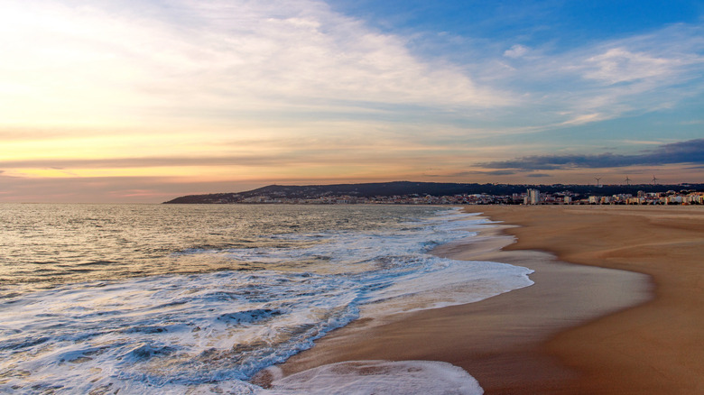 Vues sur la plage de Sunset à Figueira da foz