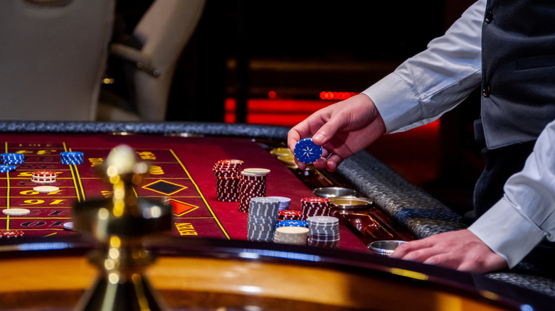 Une table de jeu de poker dans un casino
