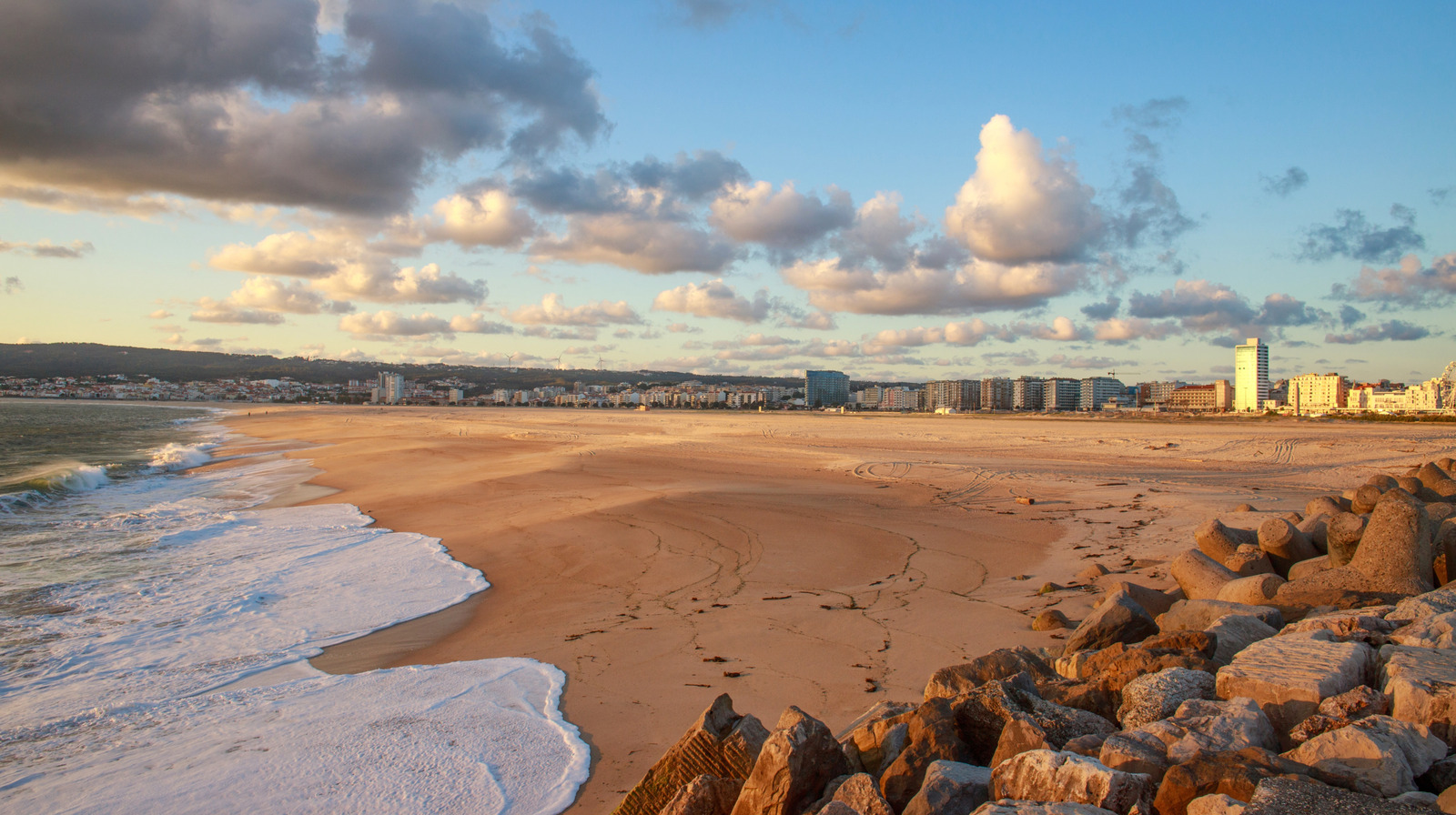Sandwich entre Aveiro et Nazaré se trouve la ville côtière du Portugal connu pour les plages, l'histoire et un casino