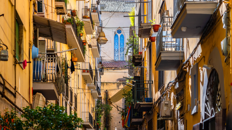 Une rue italienne classique à Naples avec des balcons