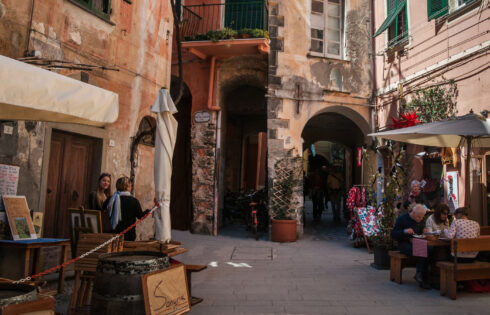 Rick Steves dit aux touristes de chercher ces mots spécifiques pour trouver des repas authentiques et abordables en Italie