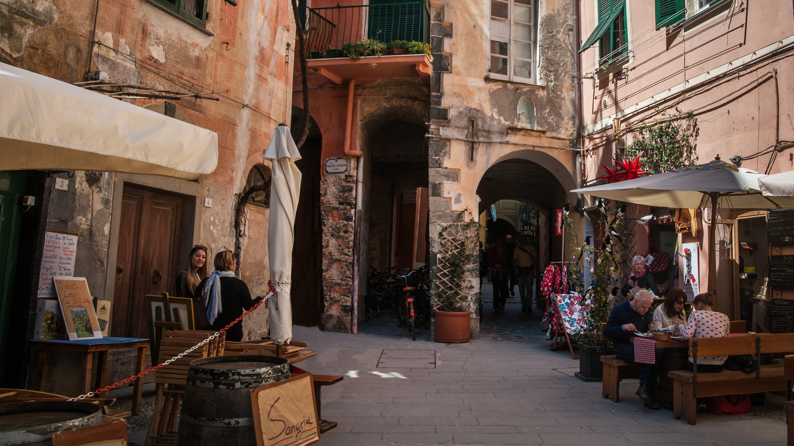 Rick Steves dit aux touristes de chercher ces mots spécifiques pour trouver des repas authentiques et abordables en Italie