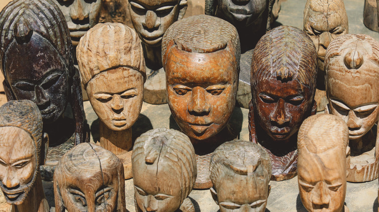 Statues sculptées sur le marché du fétiche Akodessawa