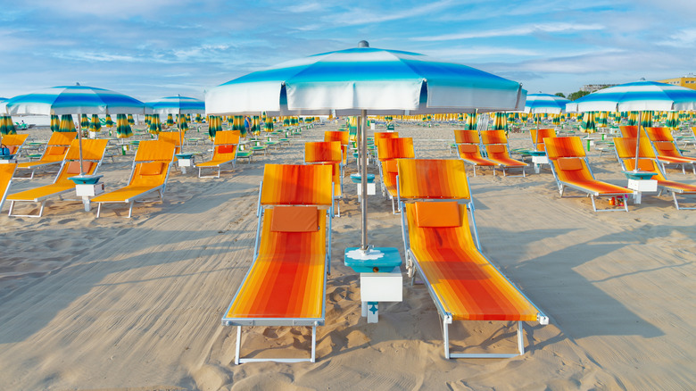 chaises et parapluies sur la plage à Rimini, en Italie