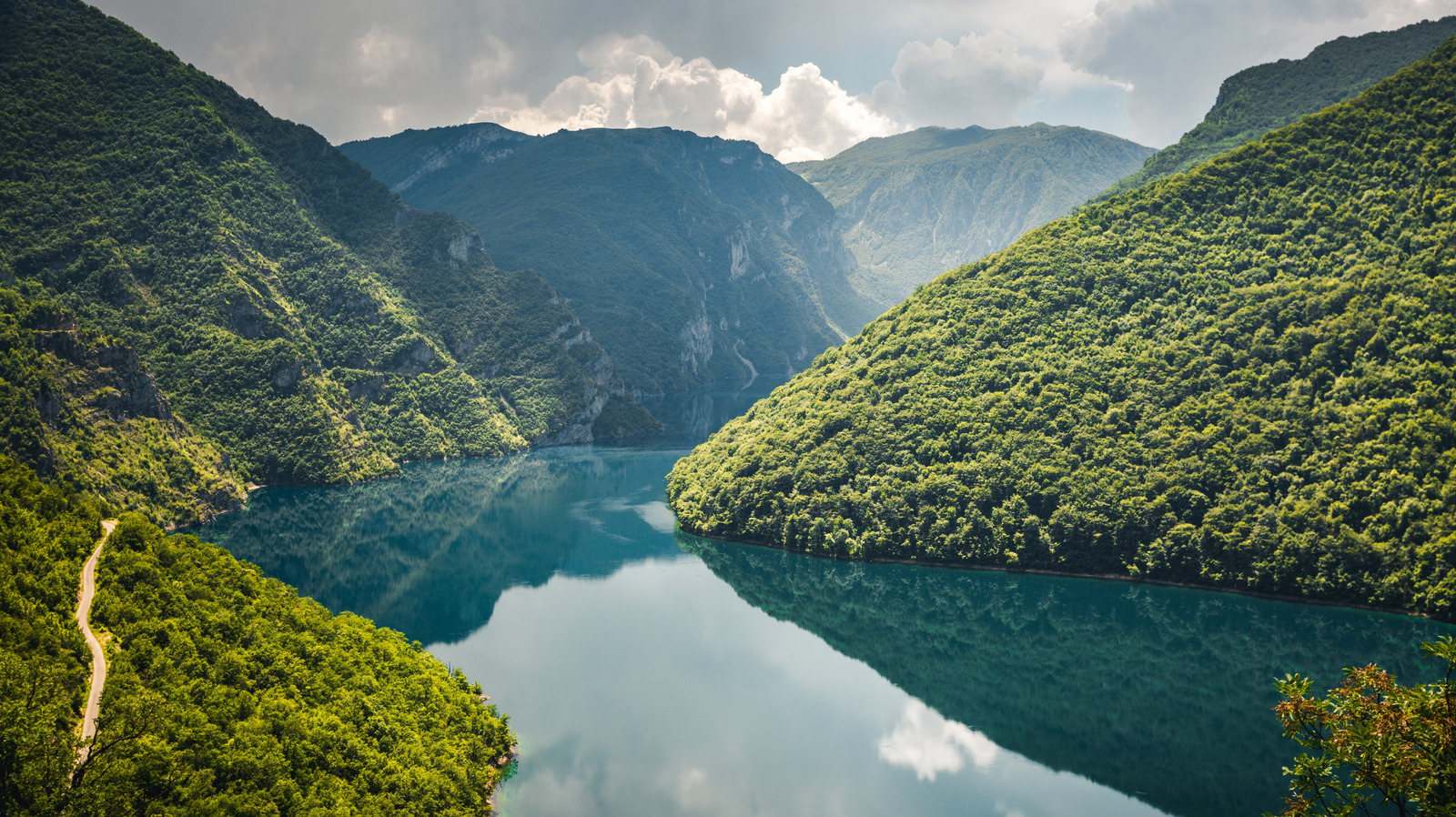 L'un des parcs nationaux les plus sous-estimés d'Europe est un pays des merveilles sauvages abordables de lacs glaciaires et de canyons