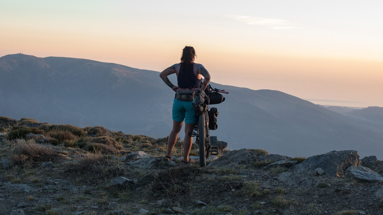 Un vélo surplombant une vue panoramique en Espagne