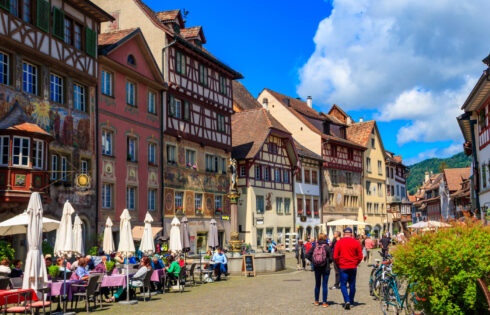 L'un des plus beaux villages d'Europe est un joyau suisse avec une promenade au bord de l'eau, des châteaux et un charme historique