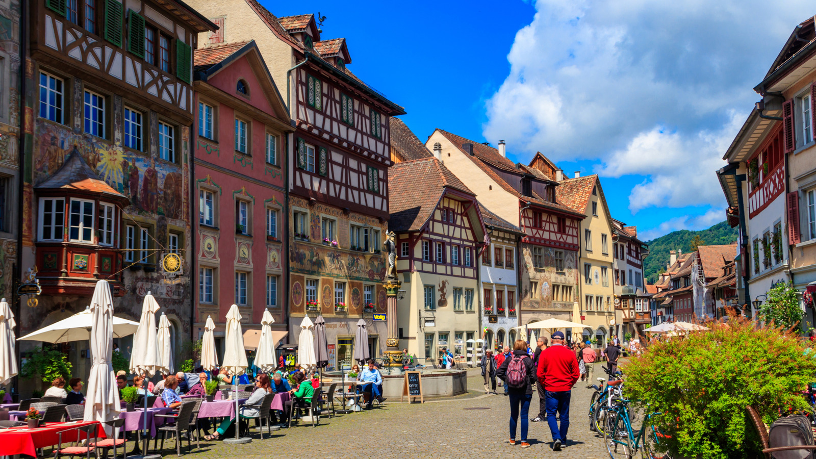 L'un des plus beaux villages d'Europe est un joyau suisse avec une promenade au bord de l'eau, des châteaux et un charme historique