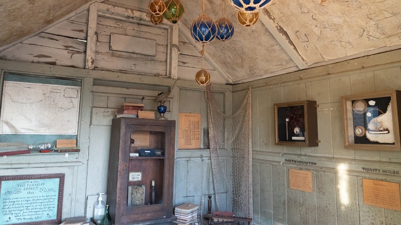 Une exposition à l'intérieur de l'effet Faraday à Londres, en Angleterre,