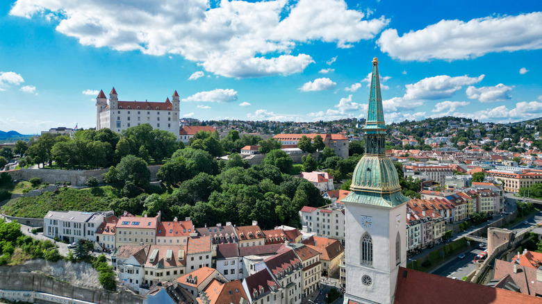 Vue aérienne du château de Bratislava qui se profile sur la vieille ville de Bratislava, la Slovaquie