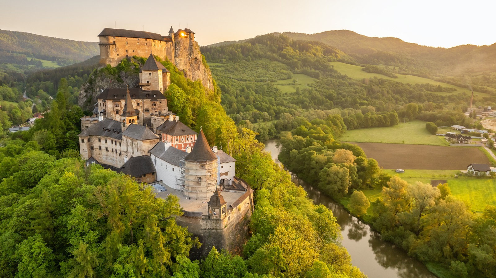 Ce pays inattendu est une `` superpuissance du château '' en Europe centrale avec le plus de châteaux du monde par habitant