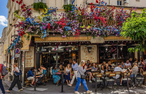 Le secret expert de Rick Steves pour obtenir des boissons moins chères en Europe (et c'est là où vous vous asseyez)