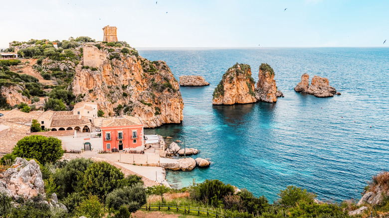 Bluffs rocheux, villa et une baie avec de l'eau turquoise