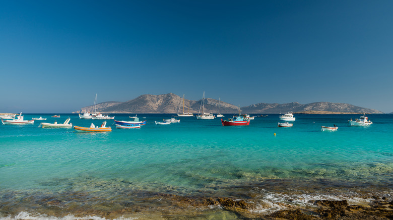 Bateaux colorés à Ammos Bay sur Ano Koufonisi