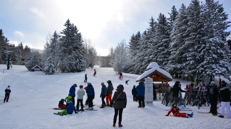 Skieurs de Mont Sutton à Sutton, Canada