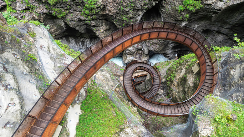 Un escalier en spirale et en métal descend dans une gorge rocheuse, Autriche
