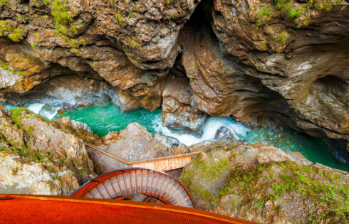 La cascade de canyon profond en flèche de l'Autriche atteint par un escalier en spirale est une étonnante merveille des Alpes