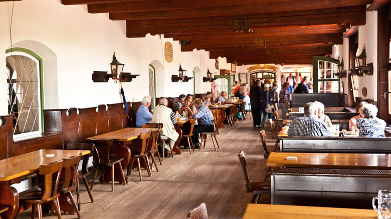 Des gens qui profitent de la bière dans le monastère de la bière du monastère Andechs en Bavière, en Allemagne,
