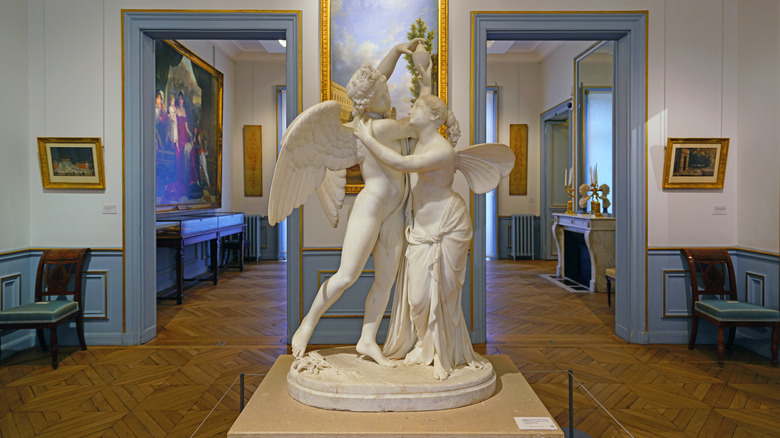 Statues en marbre à l'entrée de Musée Marmottan Monet
