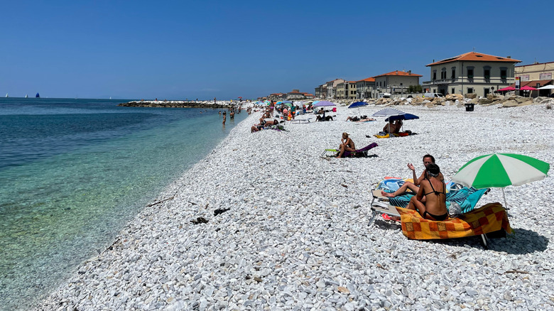 Une plage publique à Marina di Pisa, Italie