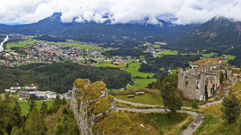 La ville de Reutte peut être vue la vallée en dessous des hauteurs du monde du château d'Ehrenberg