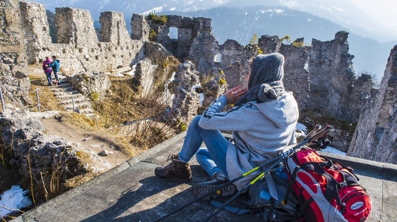 Les touristes explorent l'intérieur en ruine du château d'Ehrenberg