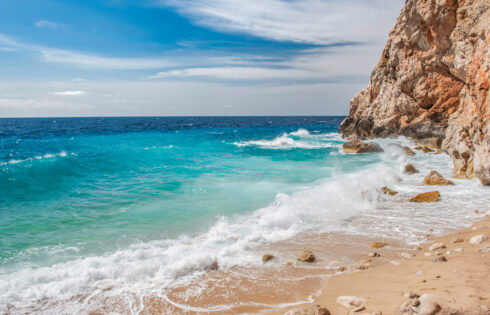 L'une des meilleures plages du monde est une évasion croate à flanc de falaise sans foule et vues irréel