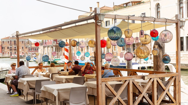 Les ornements de verre Murano décorent une terrasse de restaurant sur l'île de Murano