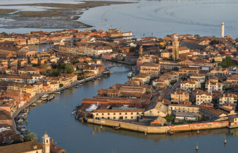 L'île sous-estimée de Venise est un paradis italien inégalé avec un verre coloré unique et un charme historique