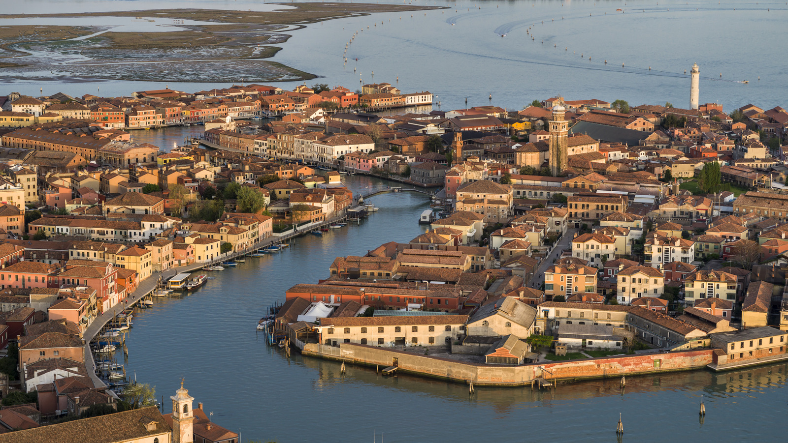 L'île sous-estimée de Venise est un paradis italien inégalé avec un verre coloré unique et un charme historique