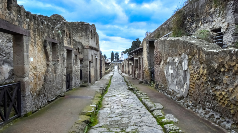 Ancienne rue romaine dans la ville en ruine d'Herculanum, Italie