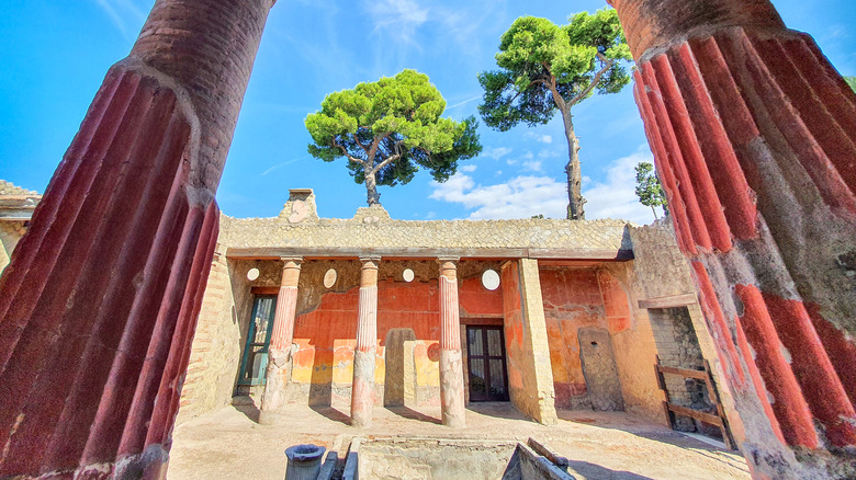 Un temple bien conservé dans la ville en ruine d'Herculanum, en Italie, toujours avec des peintures aux couleurs vives