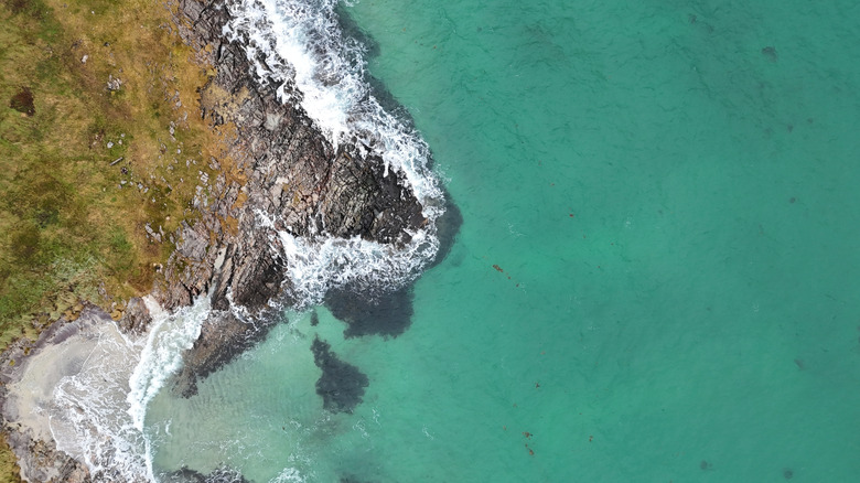 Vue aérienne des eaux turquoise de Sommarøy et des plages de sable
