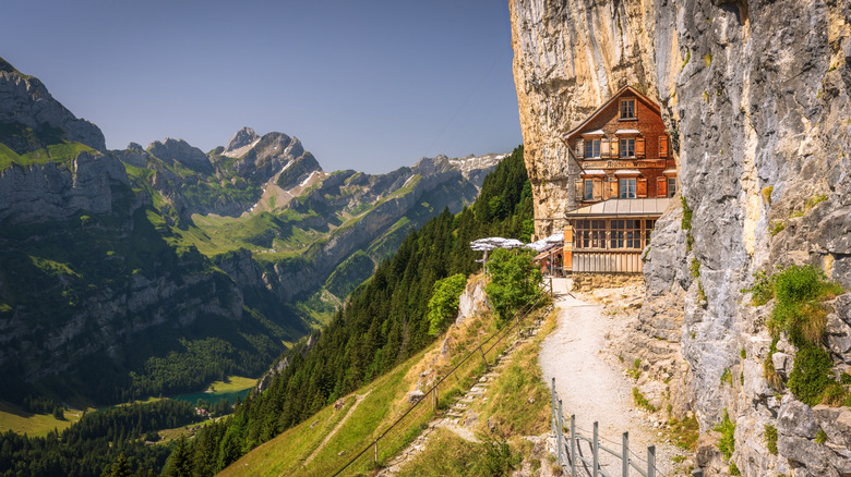 Ancien monastère de falaise devenu-restaurant dans les Alpes suisses près de Appenzell