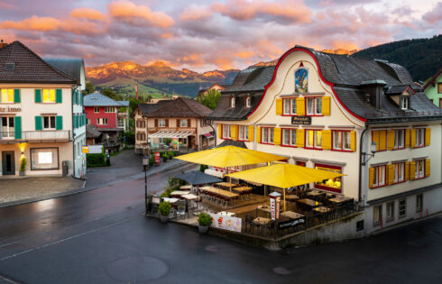 Sandwich entre Zurich et Innsbruck est un village suisse de conte de fées avec des pâturages verts vallonnés et un fromage unique