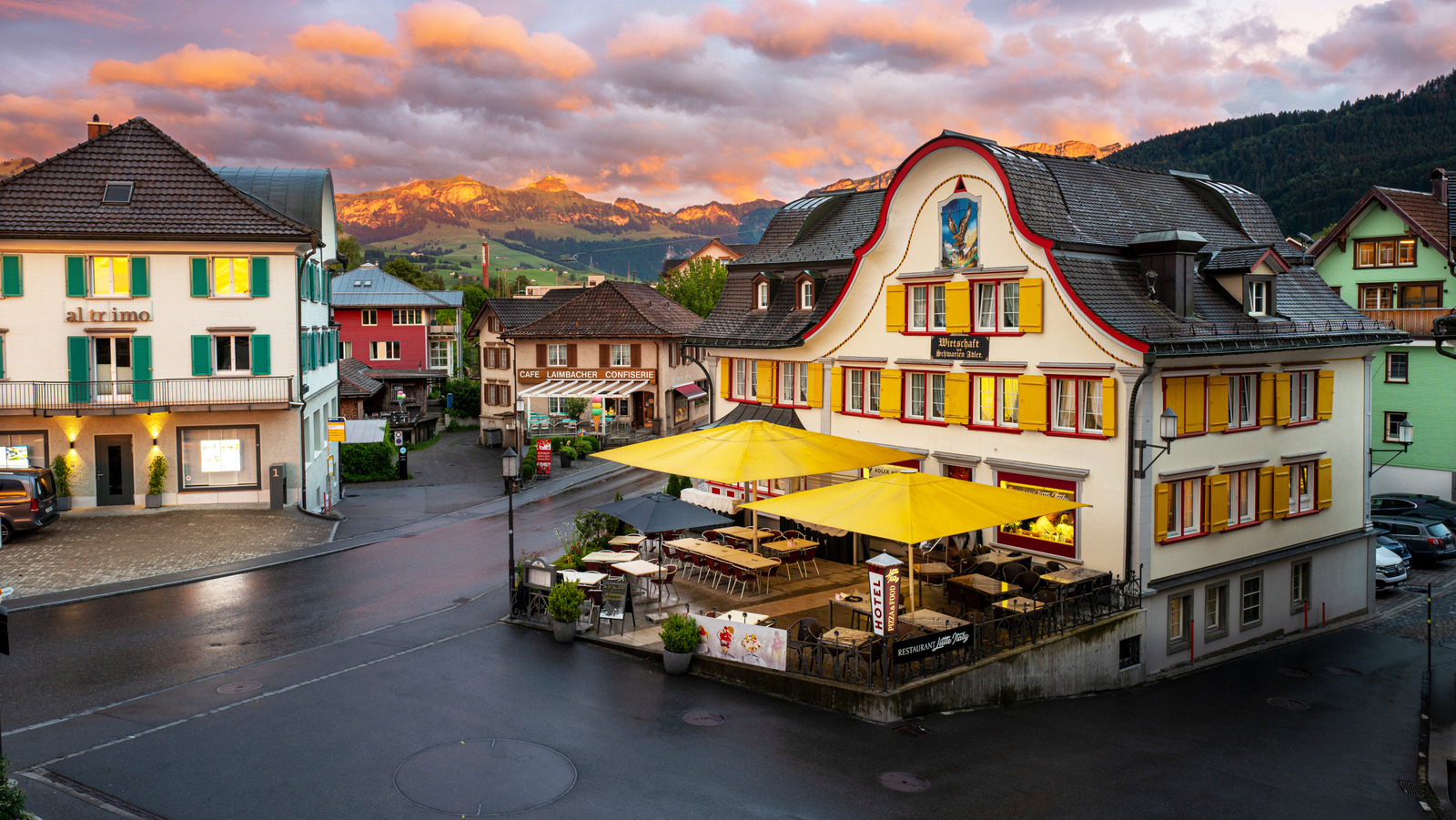 Sandwich entre Zurich et Innsbruck est un village suisse de conte de fées avec des pâturages verts vallonnés et un fromage unique