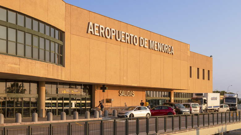 Les voitures se sont garées à l'extérieur de l'aéroport de Menorca pendant la journée.