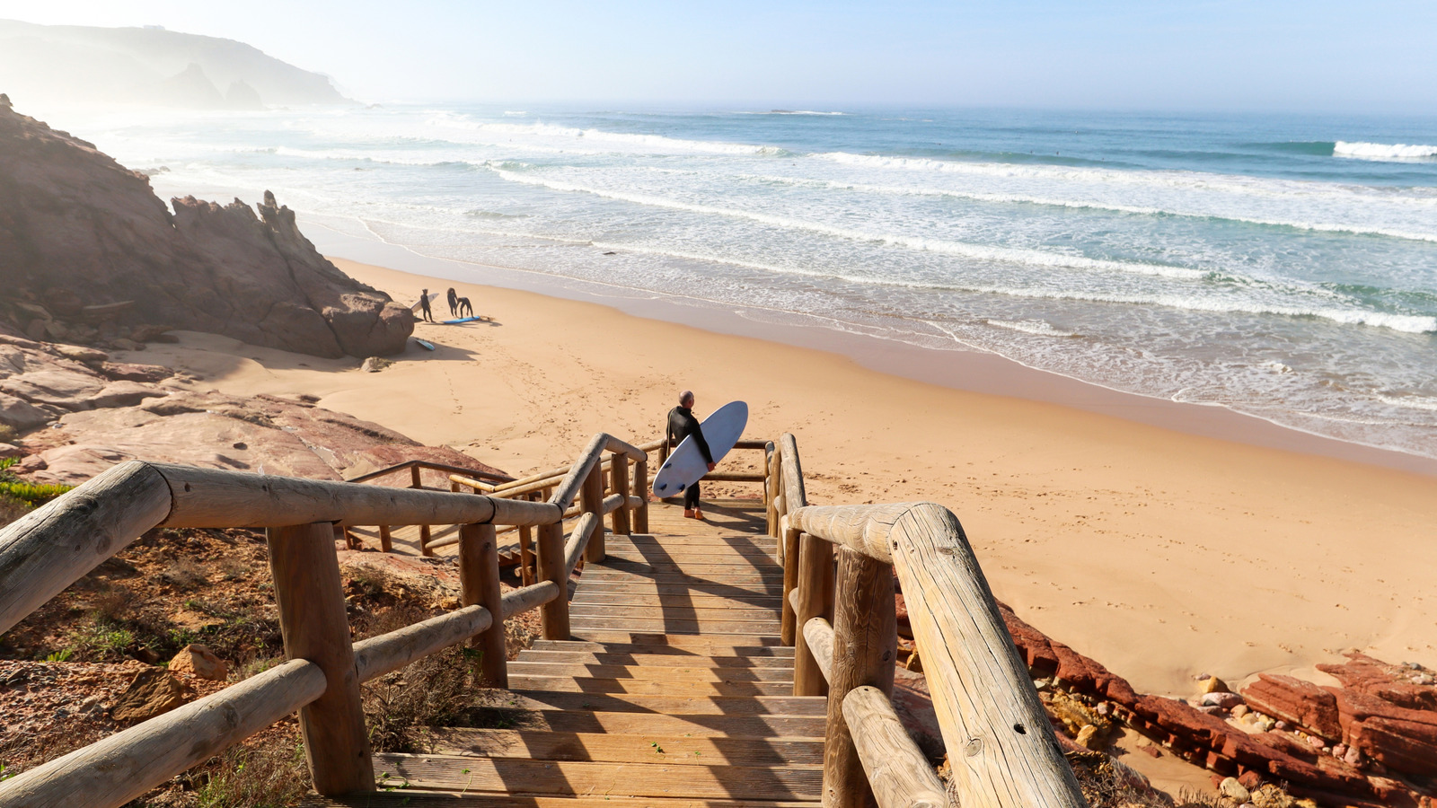 Ce village endormi sur la côte du Portugal est un paradis de surf avec des falaises balayées par le vent et des rives vides
