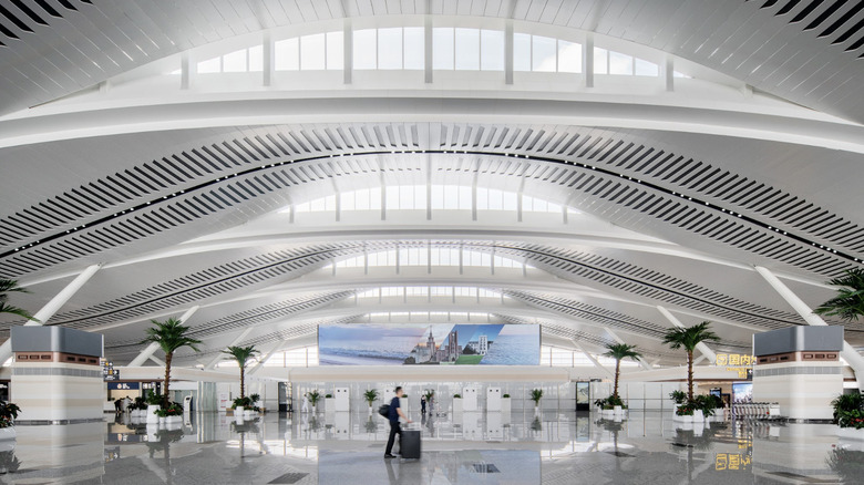 Terminal intérieur 2 à l'aéroport international de Yantai Penglai, Chine