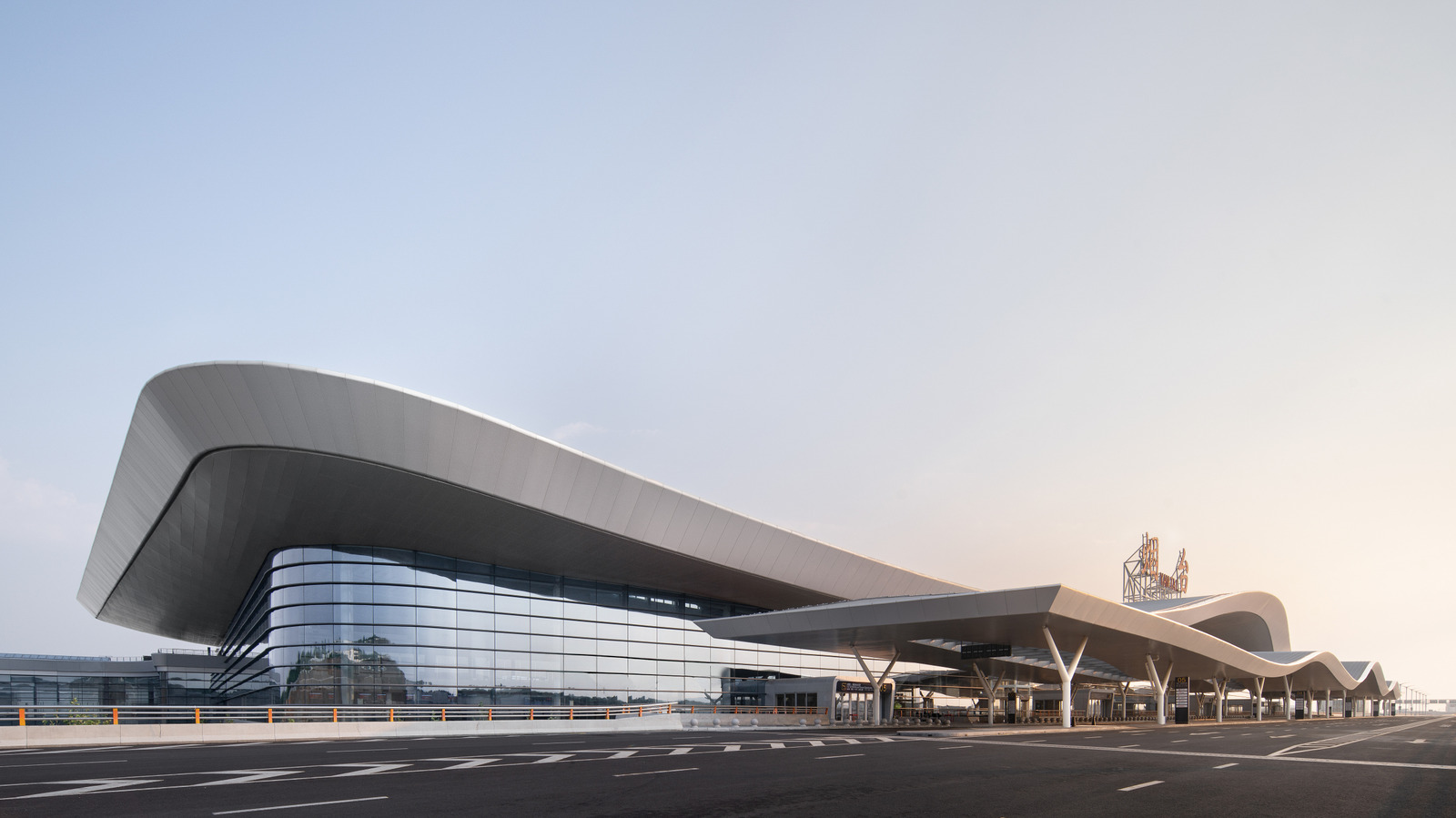L'un des plus beaux aéroports du monde possède un design chic avec une architecture d'inspiration montagneuse