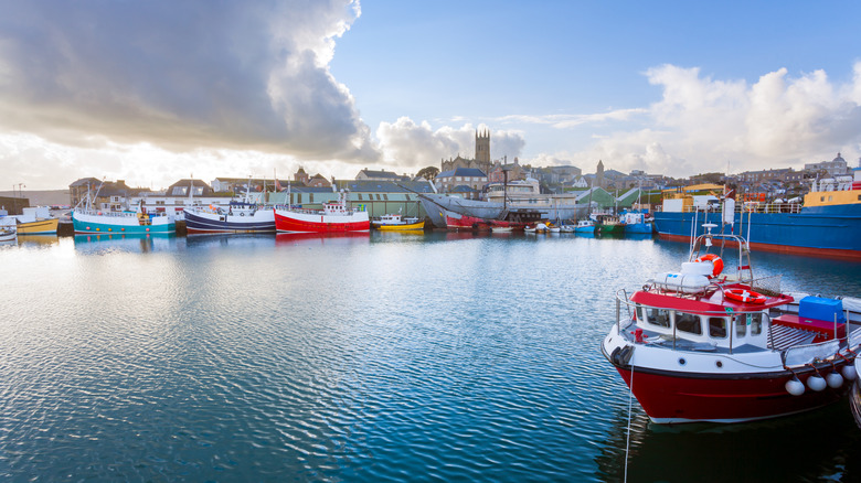 Bateaux colorés dans l'eau du port de Penzance, en Angleterre