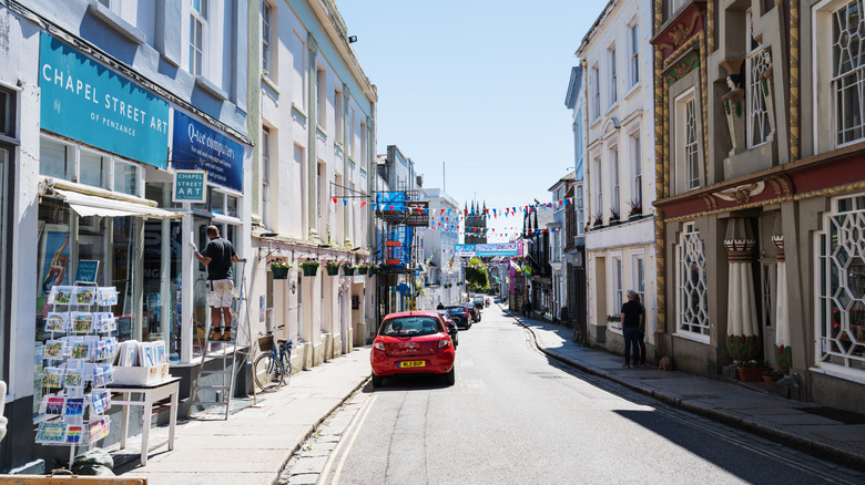 Des rues charmantes de Penzance bordées de vitrines en Angleterre