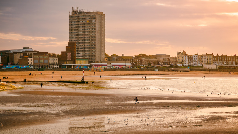 La ville balnéaire de Margate, Kent, pendant le coucher du soleil sur la côte sud anglaise