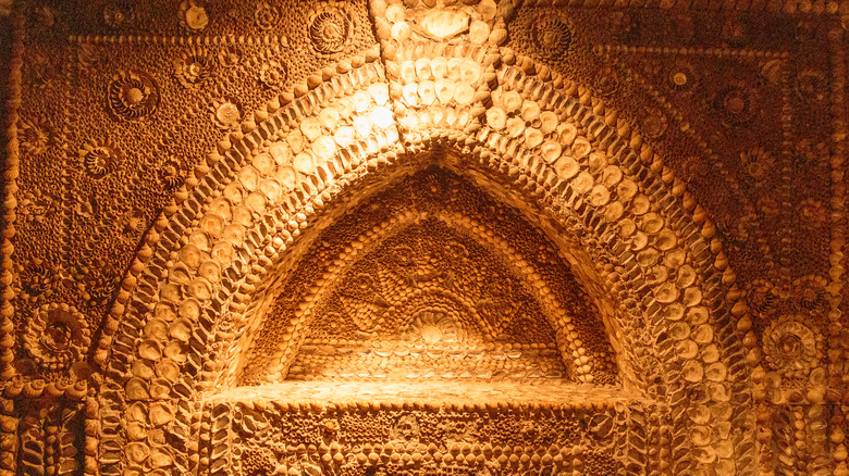 L'intérieur de Shell Grotto à Margate, Kent, Angleterre