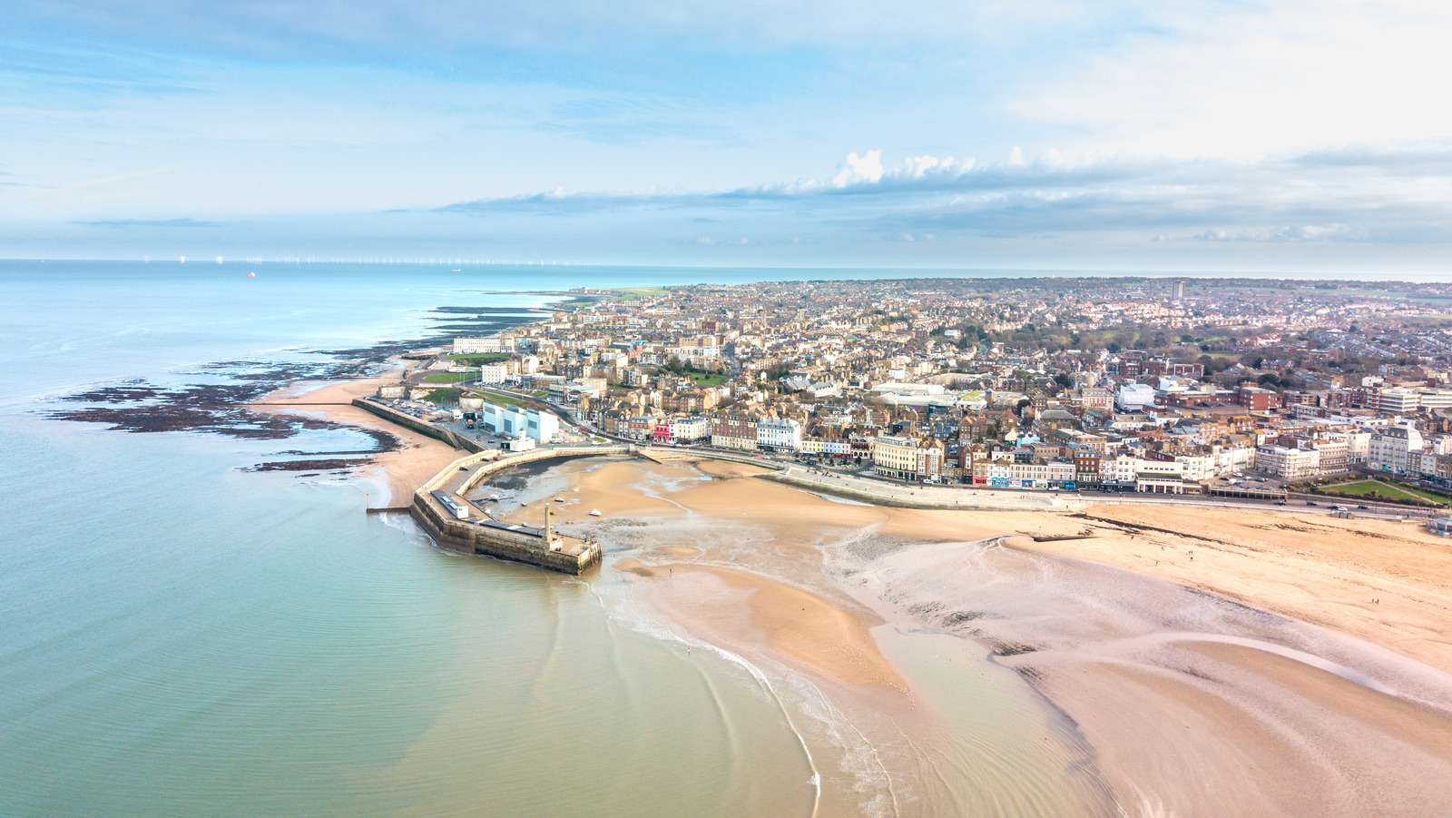 Cette ville côtière en Angleterre possède des plages de sable, des galeries d'art et une mystérieuse grotte souterraine
