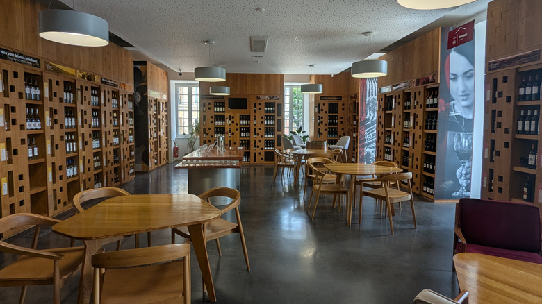 Bar à vin en bois avec étagères de bouteilles